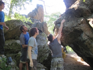  Instrucción de escalada en roca natural 